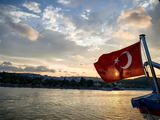 一些日落期间的İstanbul金角之旅。图片下载