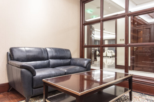 玻璃咖啡桌和真皮沙发图片下载