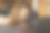 漂亮的女孩在笔记本电脑上看动画片。图片下载