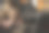 漂亮的女孩在笔记本电脑上看动画片。图片下载