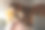 漂亮的女孩和妈妈一起看动画片。图片下载