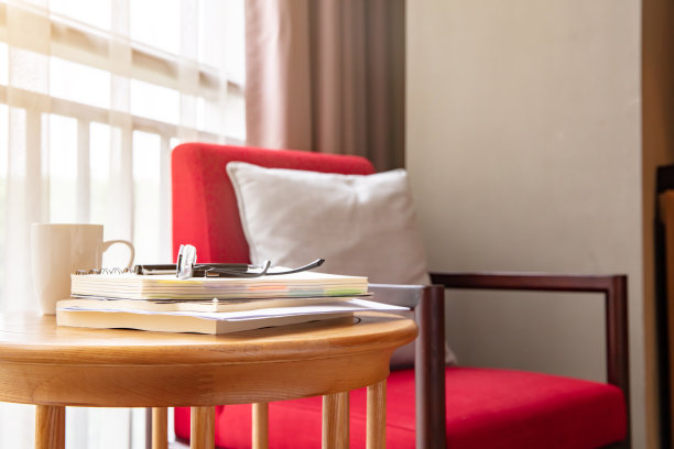 书和咖啡放在圆桌上，沙发空着图片下载