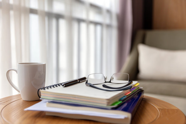靠窗的圆桌上放着书和一杯咖啡图片下载