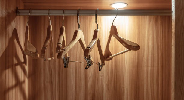 衣橱里整洁的空衣架图片下载