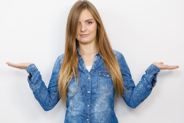 穿牛仔夹克的女孩。图片下载