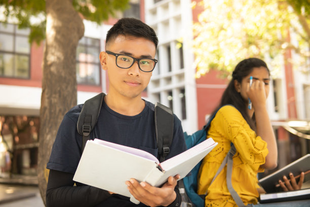 亚洲青少年在校园里读书的照片。图片下载