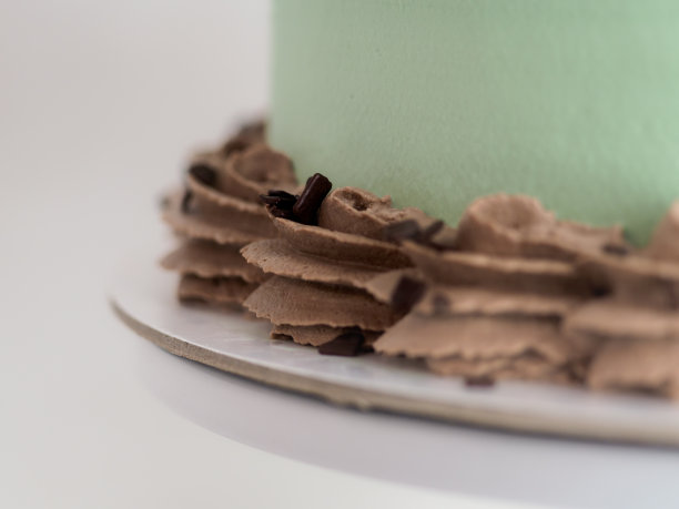 糖霜优雅的蛋糕与有趣的字母浇头。母亲节庆祝小蛋糕。图片下载