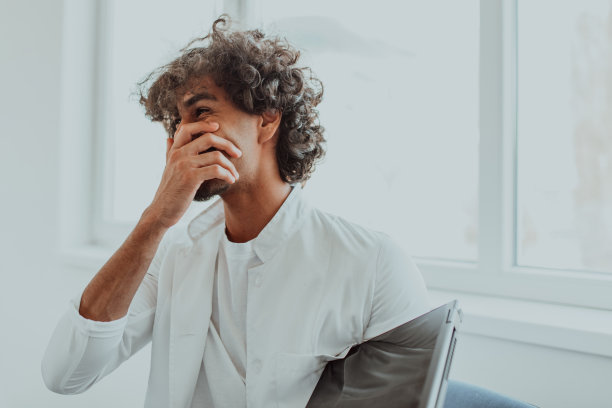 一位年轻的非裔美国医生在自豪地向同事展示团队卓越的业务成就时，洋溢着喜悦和热情，营造了积极向上的氛围，同时强调了团队内部的合作成功和创新图片下载