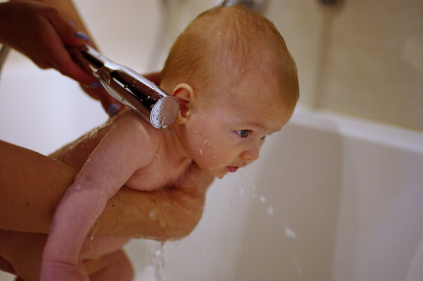 女婴沐浴图片下载