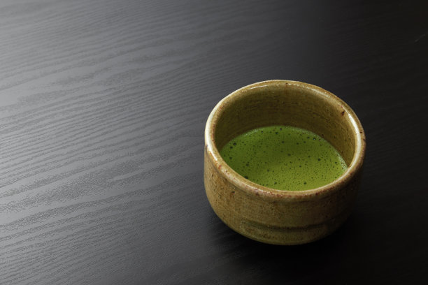 木制背景的日本传统抹茶图片下载