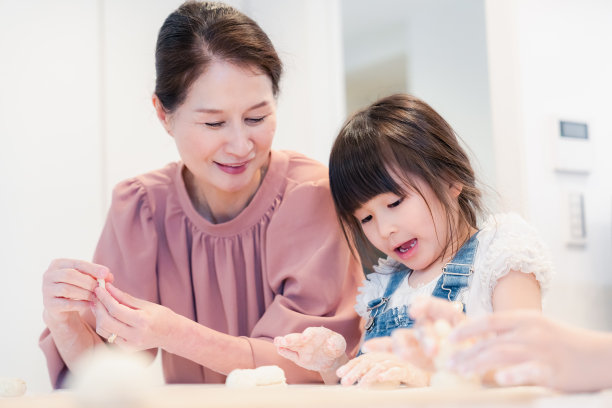 一位奶奶和她的孙子们一起做糖果图片下载