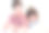 一位奶奶和她的孙子们一起做糖果图片下载