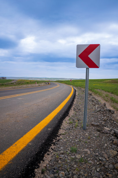 美丽的空旷蜿蜒的道路上有路标图片下载