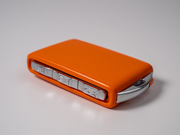 现代无线橙色汽车点火钥匙在一个白色的背景。图片下载