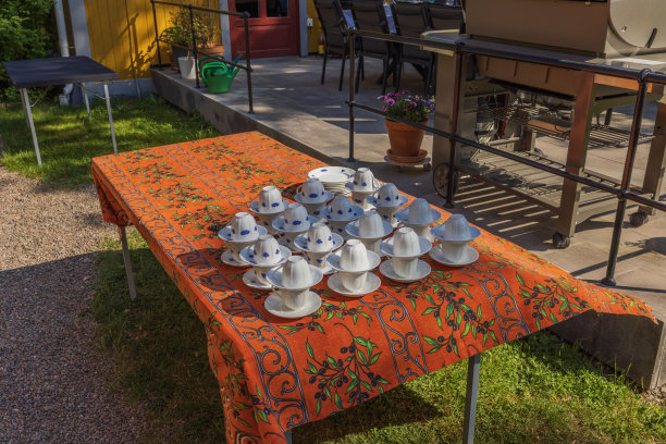 在美丽的夏日，为聚会准备的咖啡杯。图片下载