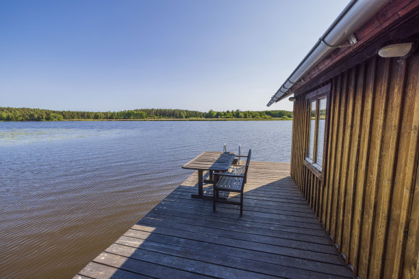 美丽的后院别墅位于湖与旧木庭院。瑞典。图片下载