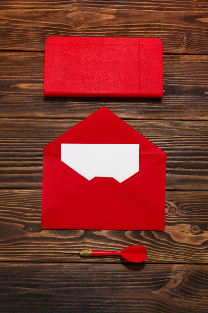 木桌上的信封图片下载
