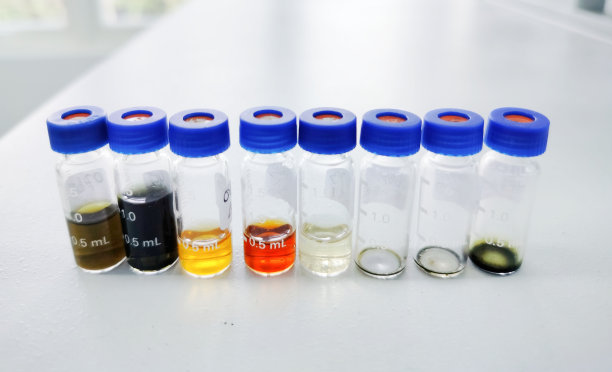 用小瓶配制样品图片下载