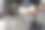 聚焦闪亮的金色比例平衡模糊的背景。平衡图片下载