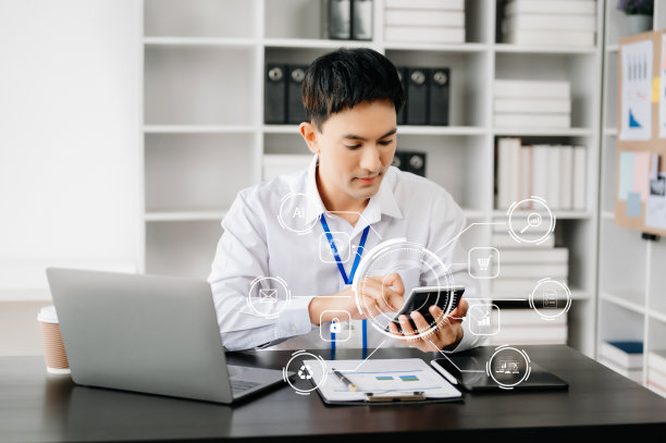 商人工作与笔记本电脑和智能手机在办公桌上的办公室与虚拟图标图图片下载