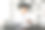 商人工作与笔记本电脑和智能手机在办公桌上的办公室与虚拟图标图图片下载