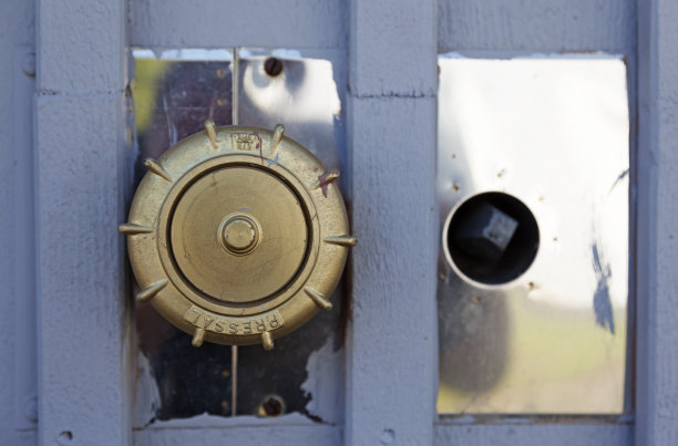 瑞典于默奥- 2019年6月23日:Roback大型储存建筑中的消防哨所特写图片下载