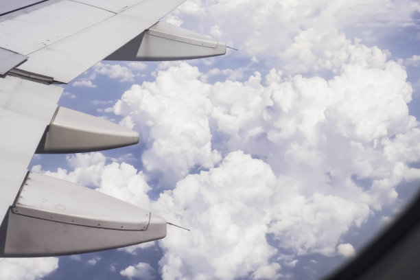 从飞机窗口看飞机机翼图片下载