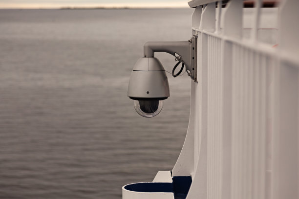 大渡轮栏杆上的相机，背景是日落图片下载