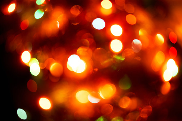 散景灯。黑色背景上的彩色光。圣诞节或其他节日装饰，花环照明散景。抽象圆形灯光散景新年喜庆的背景，装饰树散景图片下载