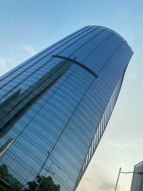 蓝色摩天大楼与清晰的蓝天背景图片下载