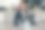 面带微笑的自由职业者女士戴着无线耳机，在笔记本电脑上通过视频通话与客户沟通图片下载