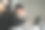 亚洲商人晚上在黑暗的办公室里用笔记本电脑工作。印度人努力加班，认真思考。在深夜温暖的灯光下感到压力和头痛图片下载