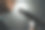 有魅力的歌手男子在舞台上唱着音乐，弹着吉他，聚光灯穿过音乐会的黑暗。音乐家在大厅里用灯光和烟雾现场表演。图片下载