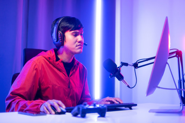 愤怒的亚洲玩家玩电脑。他在比赛中输了。错过了成为锦标赛冠军的机会。不高兴的印度人在网上流媒体视频游戏，输了。图片下载