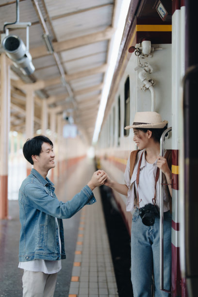 在火车站候车的游客情侣用甜蜜的方式表达他们的爱和幸福。图片下载