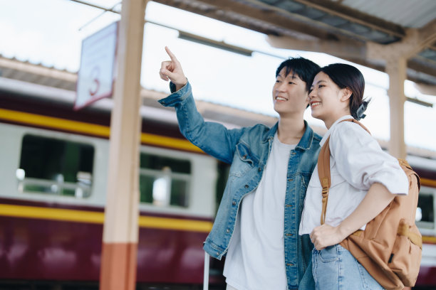 在火车站候车的游客情侣用甜蜜的方式表达他们的爱和幸福。图片下载