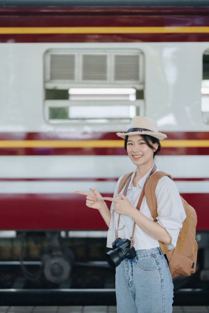 在火车站候车的游客们露出了愉快的表情。图片下载