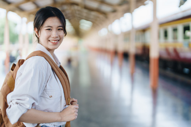 在火车站候车的游客们露出了愉快的表情。图片下载