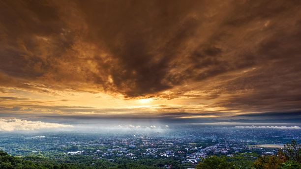 泰国，清迈市在阴天日出时的鸟瞰图图片下载