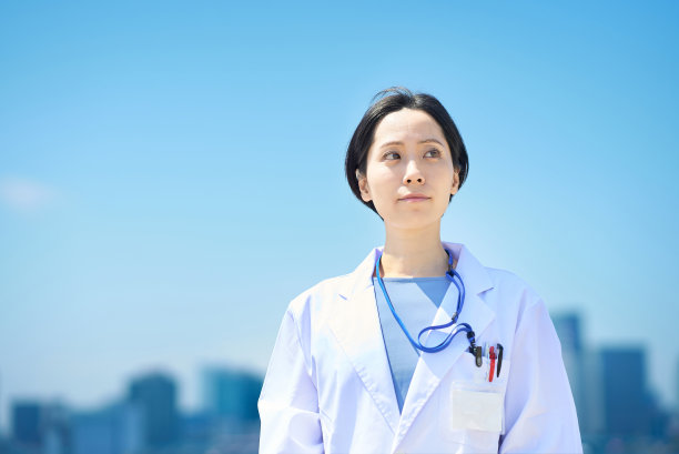 一个穿白大褂的女人图片下载