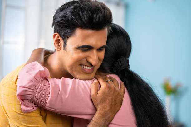 快乐的印度成年儿子在家拥抱年长的母亲——感恩、情感纽带和母性的概念图片下载