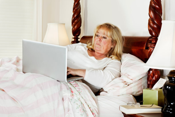 在床上发电子邮件图片下载