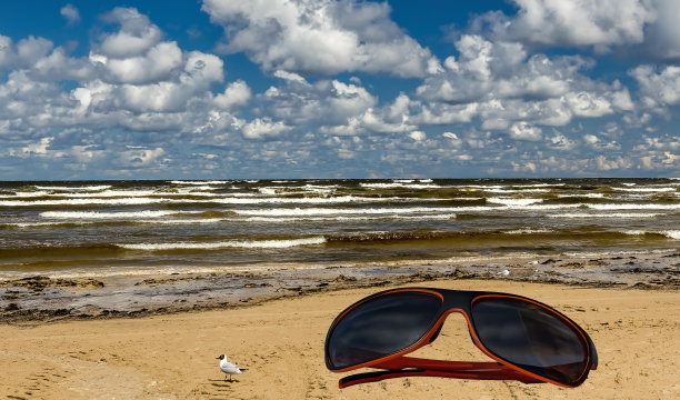 度假概念与太阳镜和沙滩的大海图片下载
