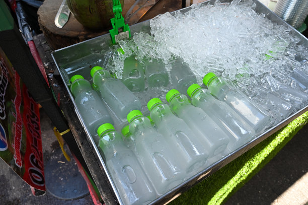 泰国曼谷——2022年12月21日:一家出售椰子汁的商店图片下载