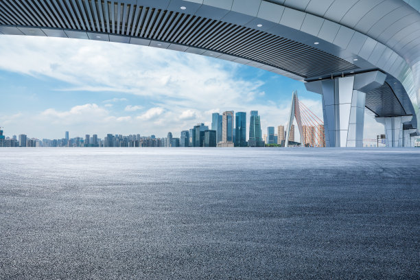 柏油路与城市天际线风景图片下载