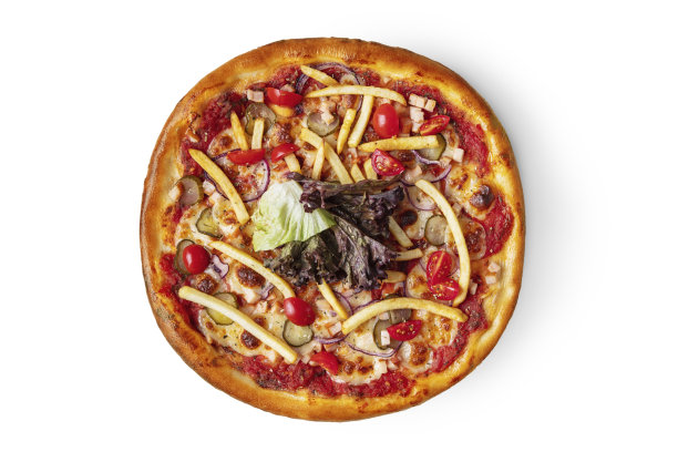 披萨配薯条、沙拉、腌黄瓜、洋葱、西红柿、奶酪和番茄酱放在白色盘子里图片下载