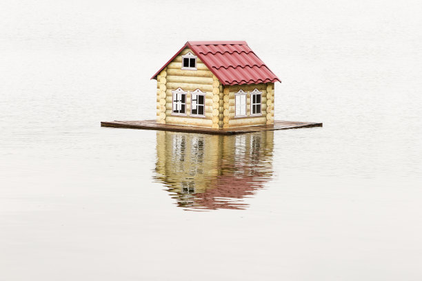 湖上漂浮着一个漂亮的木制喂养屋，里面有鸭子、天鹅和其他鸟类的食物。这是鸟类在寒冷季节的帮手图片下载