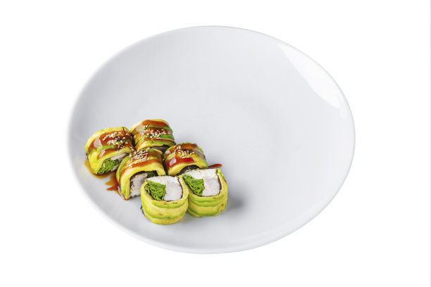 卷上牛油果、费城奶酪、海苔、沙拉、鱼、芝麻和酱汁放在一个白色盘子里图片下载