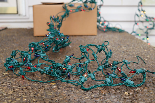 一串圣诞彩灯从门廊上的纸板箱里伸出来图片下载