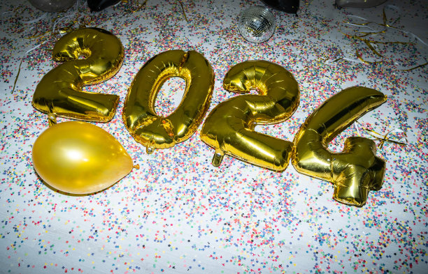 一个金色气球和2024个箔纸号码图片下载